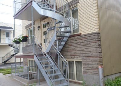 escalier tournant vu côté 324 rue de lafayette | Metal Gilles Allard inc.