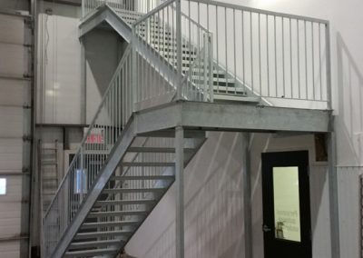 Fabrication de cage d'escalier en acier vu de côté Québec | Métal Gilles Allard