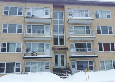 installation de rampe en acier sur balcon d'appartement à Québec - Metal Gilles Allard Inc.