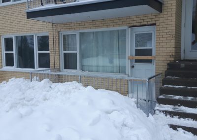 installation de rampe en acier sur balcon et escalier d'appartement à Québec - Metal Gilles Allard Inc.