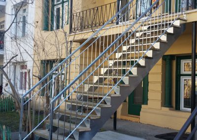 long escalier droit de devant de maison vu de côté| Metal Gilles Allard Inc.