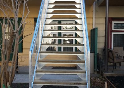 long escalier droit de devant de maison vu de face | Metal Gilles Allard Inc.