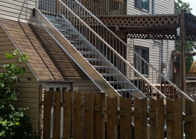 Escalier droit en metal de côté 1985 Avenue de la Normandie | Metal Gilles Allard Inc.