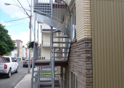 escalier tournant vu de coté droit 324 rue de lafayette | Metal Gilles Allard inc.