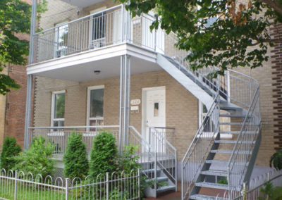 escalier tournant vu de coté droit 218 rue maire-louise | Metal Gilles Allard inc.