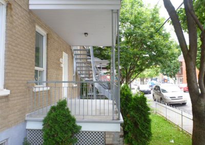 escalier tournant vu de coté gauche 218 rue maire-louise | Metal Gilles Allard inc.