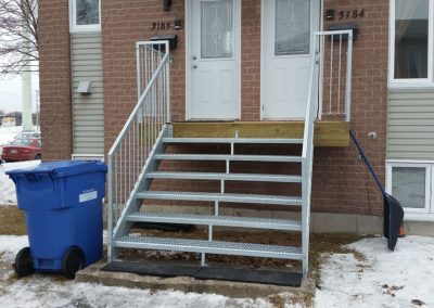 Escalier droit d'entré en acier vu de face Québec | Metal Gilles Allard Inc.