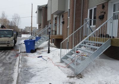 Escalier droit d'entré en acier vu de côté Québec | Metal Gilles Allard Inc.