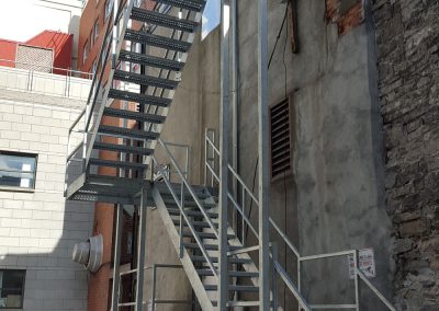 cage d'escalier en métal du côté droit à Québec | Metal Gilles Allard Inc.