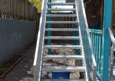 escalier droit en metal de face Québec | Metal Gilles Allard inc.