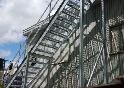 escalier droit en metal de côté Québec | Metal Gilles Allard inc.