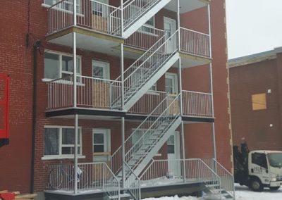 Cage d'escalier extérieur de côté Fabrication et pose de cage d'escalier en acier au Québec | Métal Gilles Allard