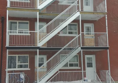Cage d'escalier extérieur de face Fabrication et pose de cage d'escalier en acier au Québec | Métal Gilles Allard