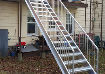 long escalier droit de cour arrière | Metal Gilles Allard Inc.