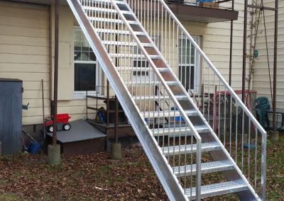 long escalier droit de cour arrière | Metal Gilles Allard Inc.